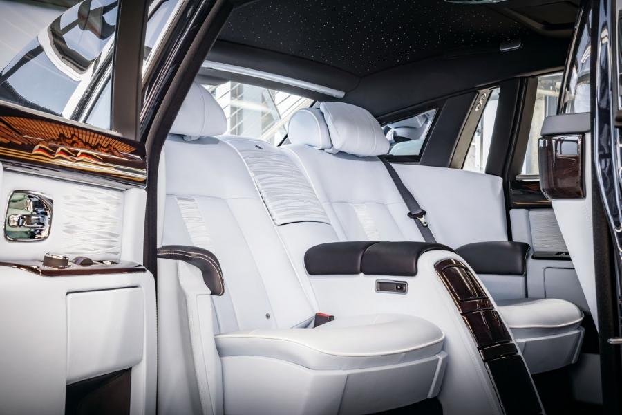 Интерьер Rolls-Royce Phantom Blue Velvet 2017 года  (фото 4 из 7)